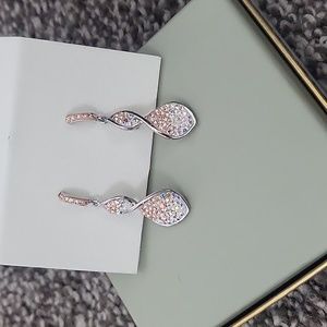 Dangle earrings with pink tint